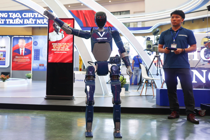 Robot hình người VinMotion. Ảnh: