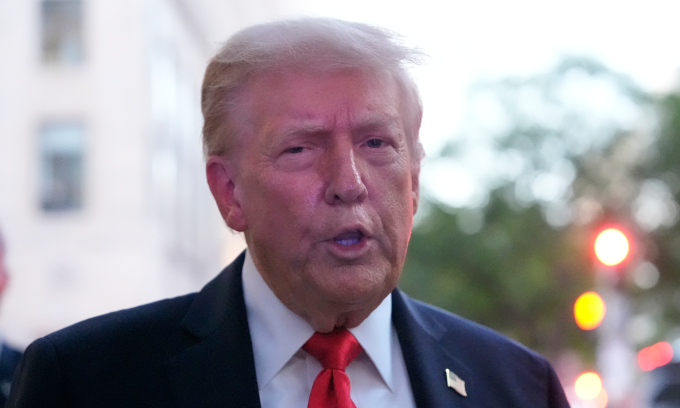 Tổng thống Mỹ Donald Trump phát biểu với báo giới gần Nhà Trắng hôm 9/9. Ảnh: AP