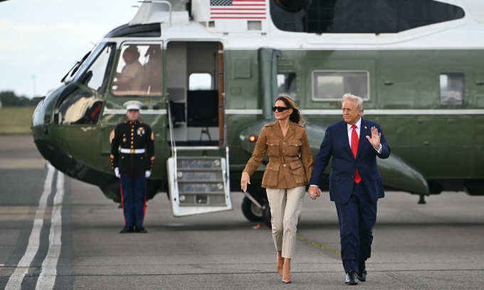 Vợ chồng Tổng thống Trump rời trực thăng để lên chuyên cơ Không lực Một tại sân bay London Stansted hôm 18/9. Ảnh: AFP