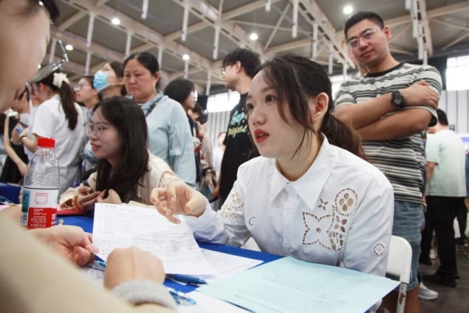 Người lao động tìm kiếm cơ hội nghề nghiệp tại hội chợ việc làm dành cho người du học về nước hoặc có bằng tiến sĩ ở Nam Kinh, tỉnh Giang Tô hôm 20/9. Ảnh: Sipa