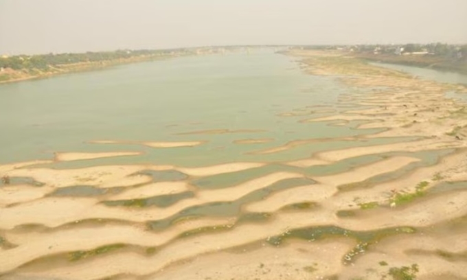 Một khu vực khô cạn ở khúc giữa sông Hằng gần vùng Samane Ghat. Ảnh: Rajesh Kumar