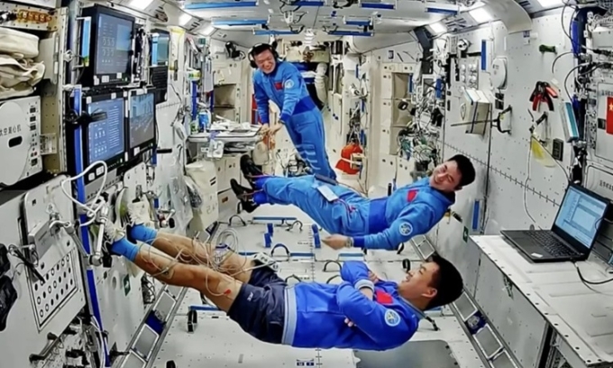 Các phi hành gia tiến hành thí nghiệm trên trạm Thiên Cung. Ảnh: CMSA