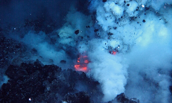 Đỉnh của miệng núi lửa West Mata phun trào năm 2009. Ảnh: NOAA