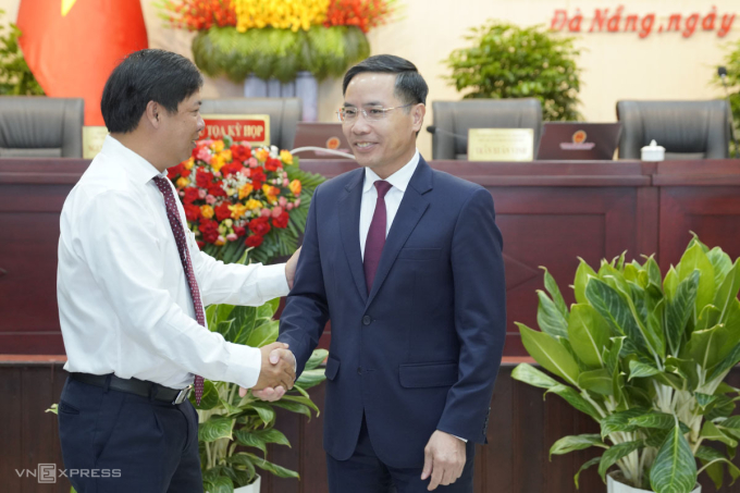 Ông Lương Nguyễn Minh Triết chúc mừng ông Phạm Đức Ấn trên cương vị mới. Ảnh: Nguyễn Đông