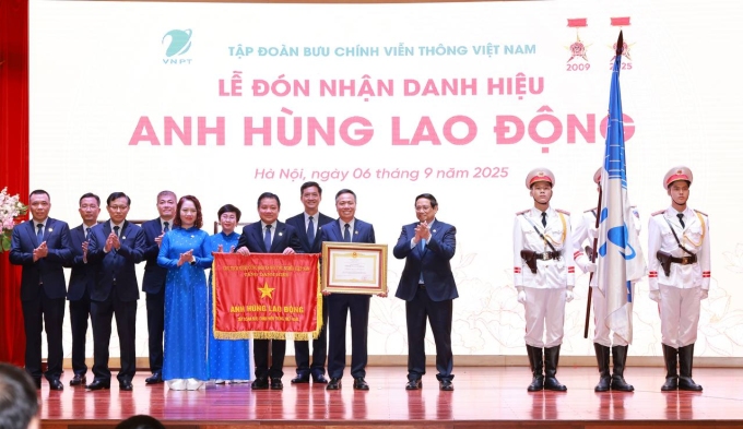 Thủ tướng Phạm Minh Chính (đứng giữa) trao danh hiệu Anh hùng Lao động cho VNPT. Ảnh: Thúy Quỳnh