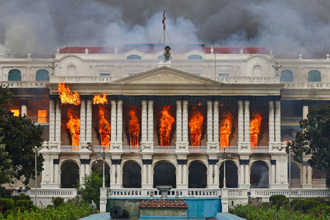 Tòa nhà Singha Durbar, nơi được dùng làm văn phòng chính phủ Nepal, bị người biểu tình phóng hỏa vào ngày 9/9. Ảnh: AFP