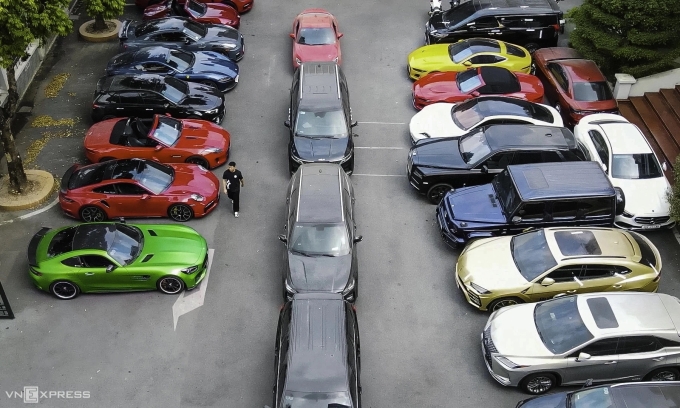 Dàn siêu xe trăm tỷ đồng bị thu giữ trong vụ án Mr Pips, cùng với bất động sản và tiền vàng, cơ quan điều tra xác định đến 26/12/2024, tổng tài sản thu hồi trong vụ án lên hơn 5.300 tỷ đồng. Ảnh: Huy Mạnh