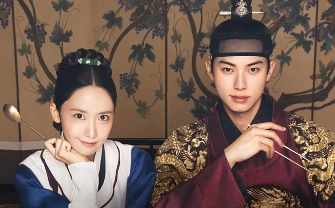 Lee Chae Min (phải) và YoonA (trái) trong tạo hình cổ trang. Ảnh: TvN