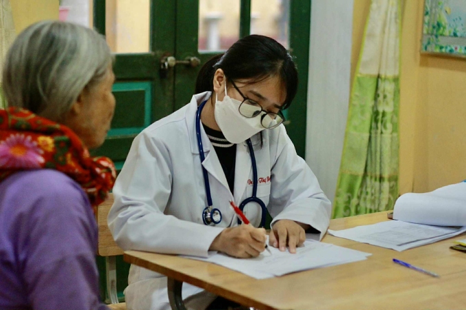 Bác sĩ Ngọc khám cho người dân trong chuyến công tác tại Yên Bái năm 2023. Ảnh nhân vật cung cấp