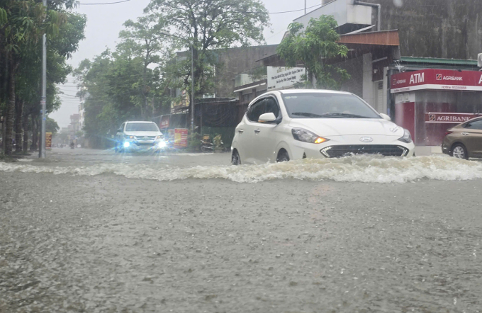 Đường ở phường Vĩnh Phú ngập hơn 30 cm. Ảnh: Đức Hùng