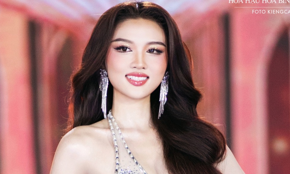 Á hậu Thu Ngân catwalk