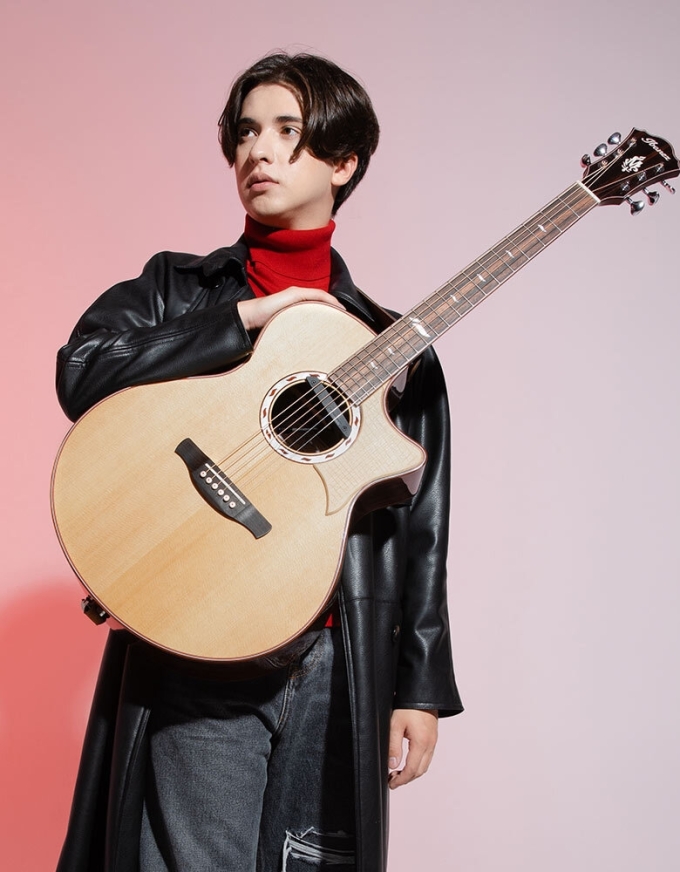 Nghệ sĩ guitar Marcin Patrzałek.