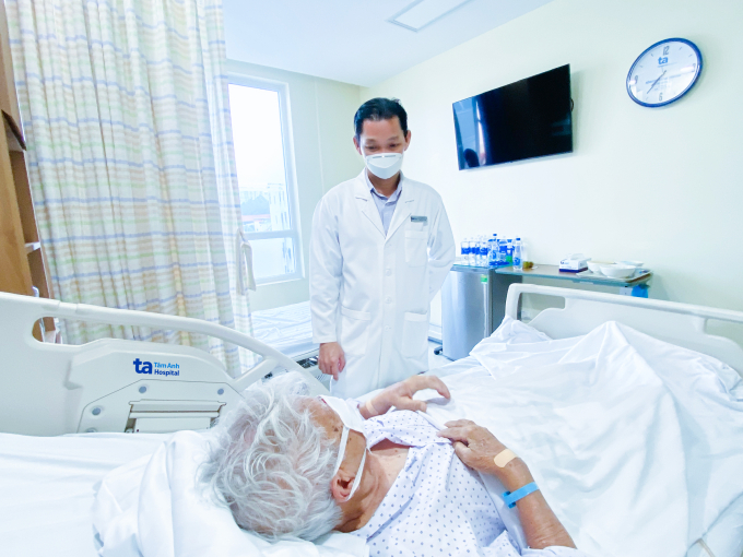 Bác sĩ Cương đến thăm ông Nhiên sau mổ. Ảnh: Bệnh viện Đa khoa Tâm Anh