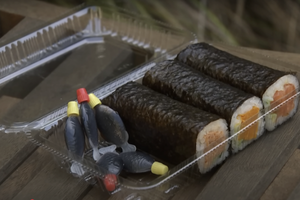 Nước nào cấm ống cá đựng nước tương sushi?