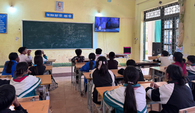Học sinh theo dõi chương trình hoạt hình vào giờ ra chơi. Ảnh: FPT