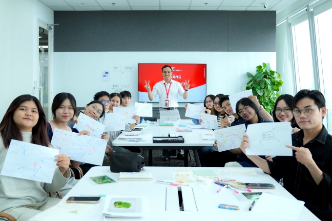 Đội ngũ mentor của J&T Express đồng hành cùng các thực tập sinh. Ảnh: J&T Express