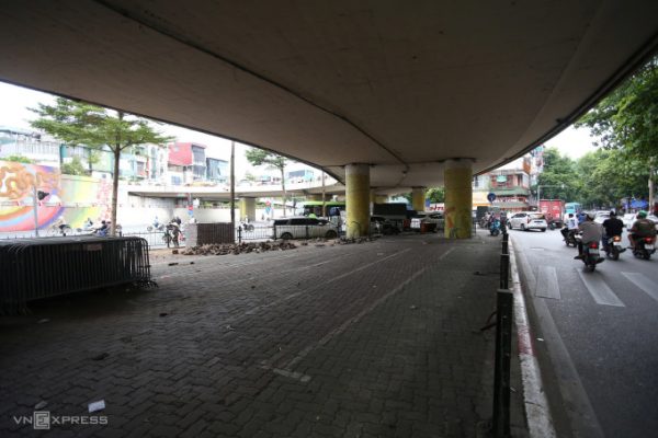 Gầm cầu cạn ở Hà Nội không còn ôtô, xe máy