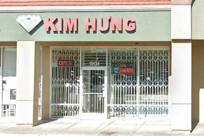 Mặt tiền của tiệm trang sức, đá quý Kim Hưng trên đường Aborn, thành phố San Jose, bang California. Ảnh: LA Times