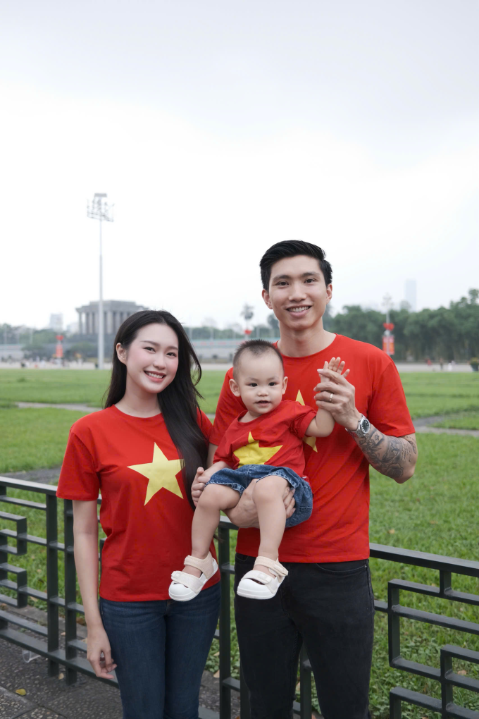 Đoàn Văn Hậu cùng vợ con chụp ảnh trước Lăng Bác. Ảnh: Nhân vật cung cấp