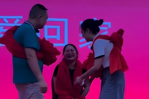 Món quà đoàn tụ sau 33 năm thất lạc tặng mẹ
