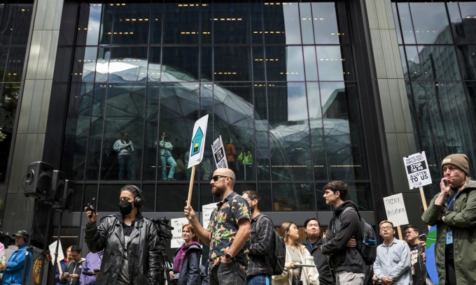 Người biểu tình phản đối sóng sa thải nhân sự trước trụ sở Amazon ở Seattle, bang Washington, hồi tháng 5/2023. Ảnh: AFP