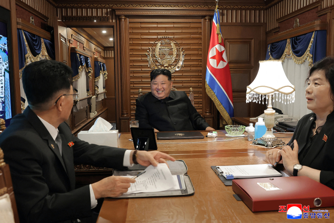 Lãnh đạo Triều Tiên Kim Jong-un (giữa) trên tàu bọc thép tới Bắc Kinh, ngày 1/9. Ảnh: KCNA