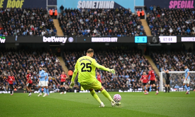 Thủ môn Gianluigi Donnarumma chuyền bóng trong trận Man City thắng Man Utd 3-0 ở vòng 4 Ngoại hạng Anh trên sân Etihad ngày 14/9/2025. Ảnh: AFP