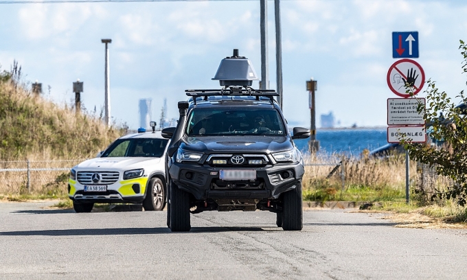 Xe cảnh sát bên ngoài sân bay Copenhagen, Đan Mạch ngày 23/9. Ảnh: AFP