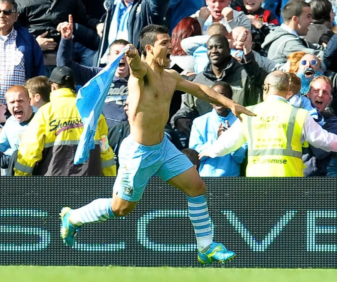 Aguero mừng bàn thắng quyết định vào lưới QPR, đem về chức vô địch Ngoại hạng Anh đầu tiên cho Man City năm 2012. Ảnh: News Group