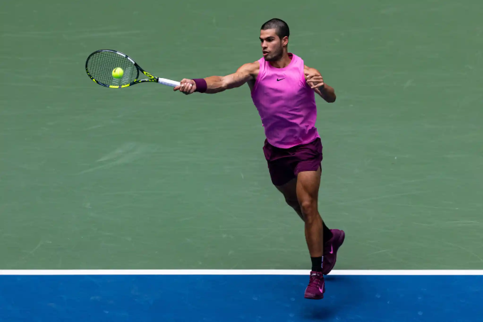 Alcaraz trong trận gặp Lehecka ở tứ kết Mỹ Mở rộng, trên sân Arthur Ashe, New York hôm 2/9. Ảnh: Reuters