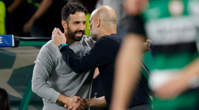 HLV Ruben Amorim (trái) bắt tay Pep Guardiola sau khi Sporting thắng Man City 4-1 ở lượt bốn Champions League hồi tháng 11/2024. Ảnh: AFP