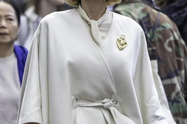 Angelina Jolie: Tóc ngắn mới nhất