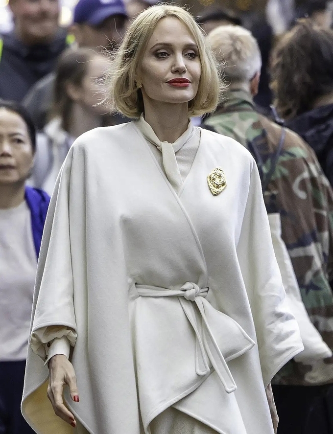 Angelina Jolie, 50 tuổi, trên phim trường ở Anh. Ảnh: Backgrid