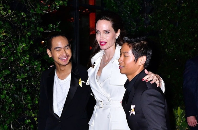 Ba mẹ con Angelina Jolie, Maddox (trái) và Pax Thiên tại buổi công chiếu phim First They Killed My Father ở New York năm 2017. Ảnh: GC Images