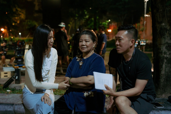 Đạo diễn Hoàng Nam bàn một phân cảnh với NSND Thanh Hoa và Nàng Mơ (trái). Ảnh: Đoàn phim cung cấp