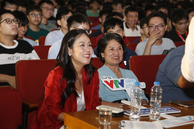 Bà Thái Minh Diễm Tú, Giám đốc Khối Tiếp thị Techcombank tham dự Unitour tại Đại học Bách khoa Hà Nội. Ảnh: Techcombank