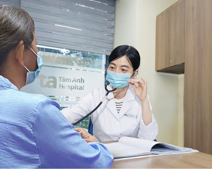 Bác sĩ Quỳnh Ngân khám cho bà Bình. Ảnh: Bệnh viện Đa khoa Tâm Anh