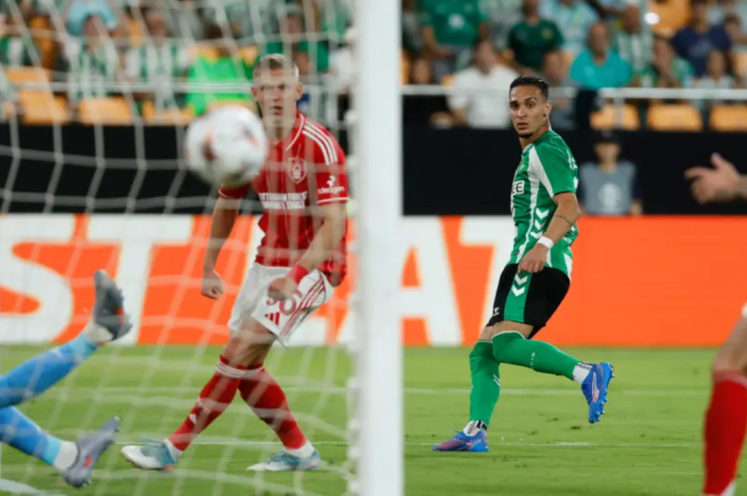Antony ghi bàn gỡ hòa 2-2. Ảnh: Marca
