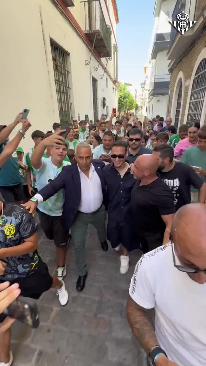 Antony ra mắt Real Betis