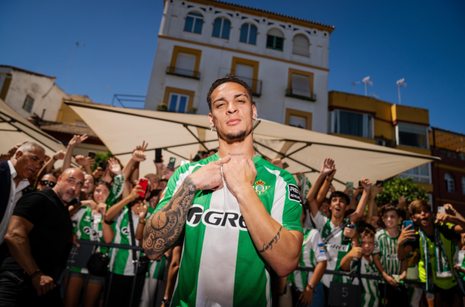 Antony được người hâm mộ chào đón trong buổi lễ ra mắt Real Betis ngày 2/8. Ảnh: Betis