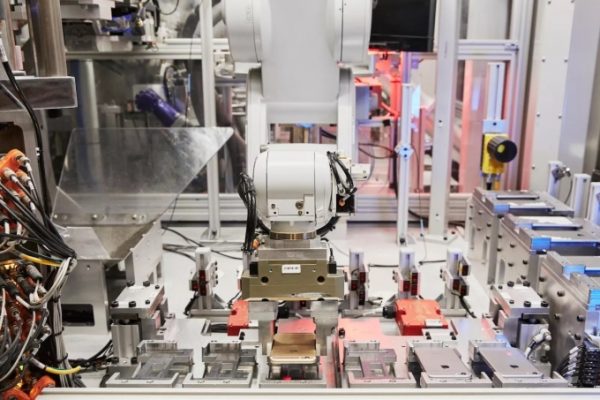 Apple: Robot sản xuất iPhone trong tương lai?