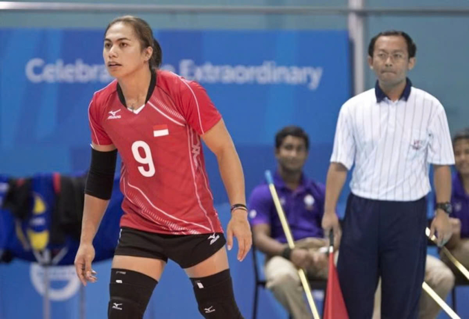 Aprilia Santini Manganang (số 9) trong trận Indonesia gặp Philippines ở vòng bảng bóng chuyền nữ SEA Games 28 tại Singapore, ngày 10/6/2015. Ảnh: Reuters