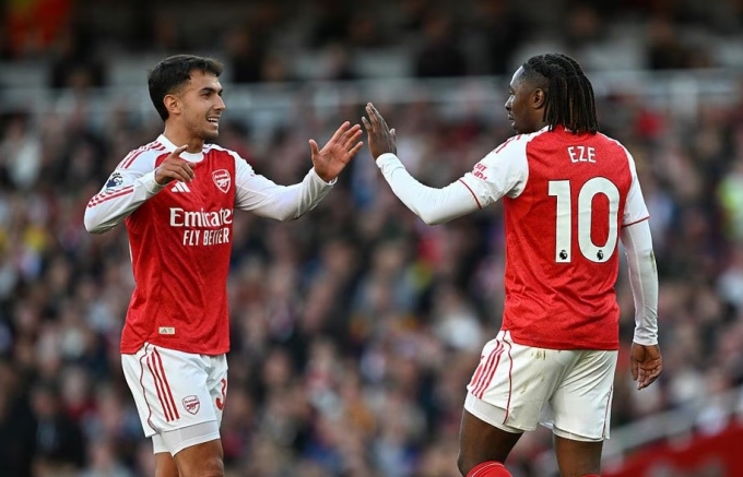 Eberechi Eze (phải) chia vui với Martin Zubimendi sau khi Arsenal ghi bàn gỡ hòa trong trận gặp Man City ở vòng năm Ngoại hạng Anh. Ảnh: Arsenal FC