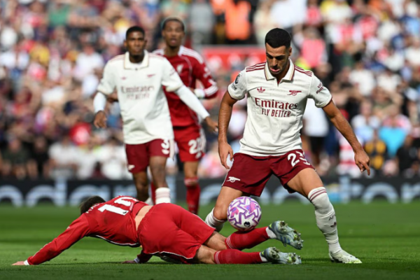 Man Utd: Arsenal đá xấu xí theo huyền thoại