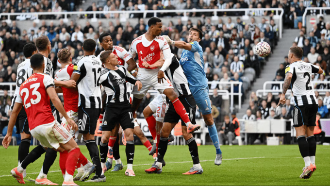 Tình huống Gabriel Magalhaes đánh đầu ấn định chiến thắng. Ảnh: Arsenal FC