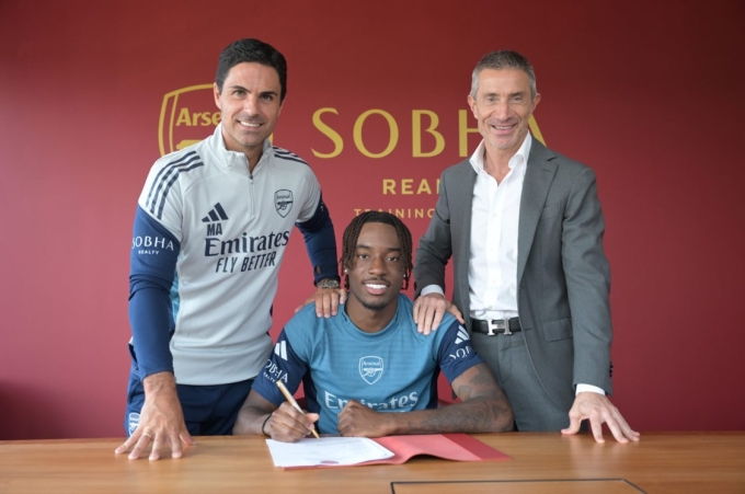 HLV Mikel Arteta (trái) và giám đốc thể thao Andrea Berta (phải) trong ngày Arsenal ký hợp đồng với Noni Madueke. Ảnh: Arsenal FC