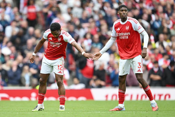 Cristhian Mosquera (phải) chạm tay Jurrien Timber sau tình huống phòng ngự. Ảnh: Arsenal FC