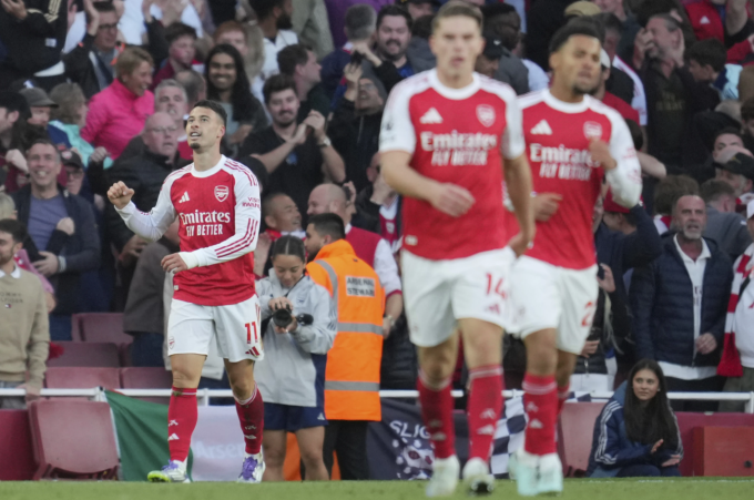 Các cầu thủ Arsenal mừng bàn gỡ của Martinelli. Ảnh: AP