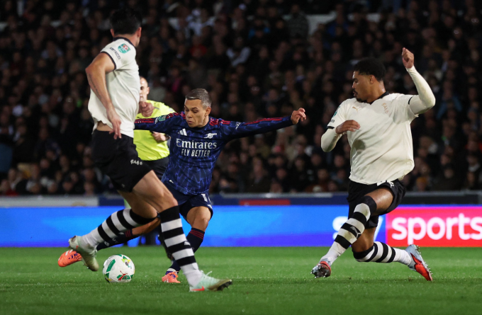 Leandro Trossard dứt điểm về góc gần ấn định chiến thắng 2-0. Ảnh: Reuters