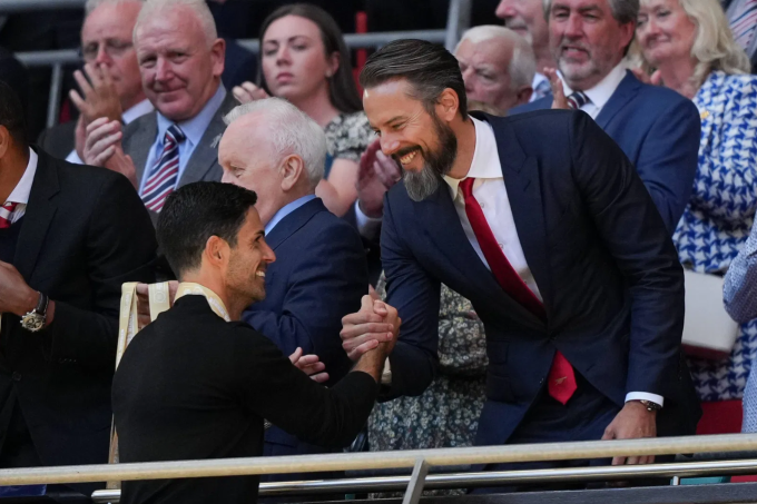 HLV Mikel Arteta bắt tay Giám đốc Josh Kroenke, con trai Stan Kroenke, sau khi Arsenal thắng Man City ở trận tranh Siêu Cup Anh trên sân Wembley, London, Anh ngày 6/8/2023. Ảnh: Arsenal FC